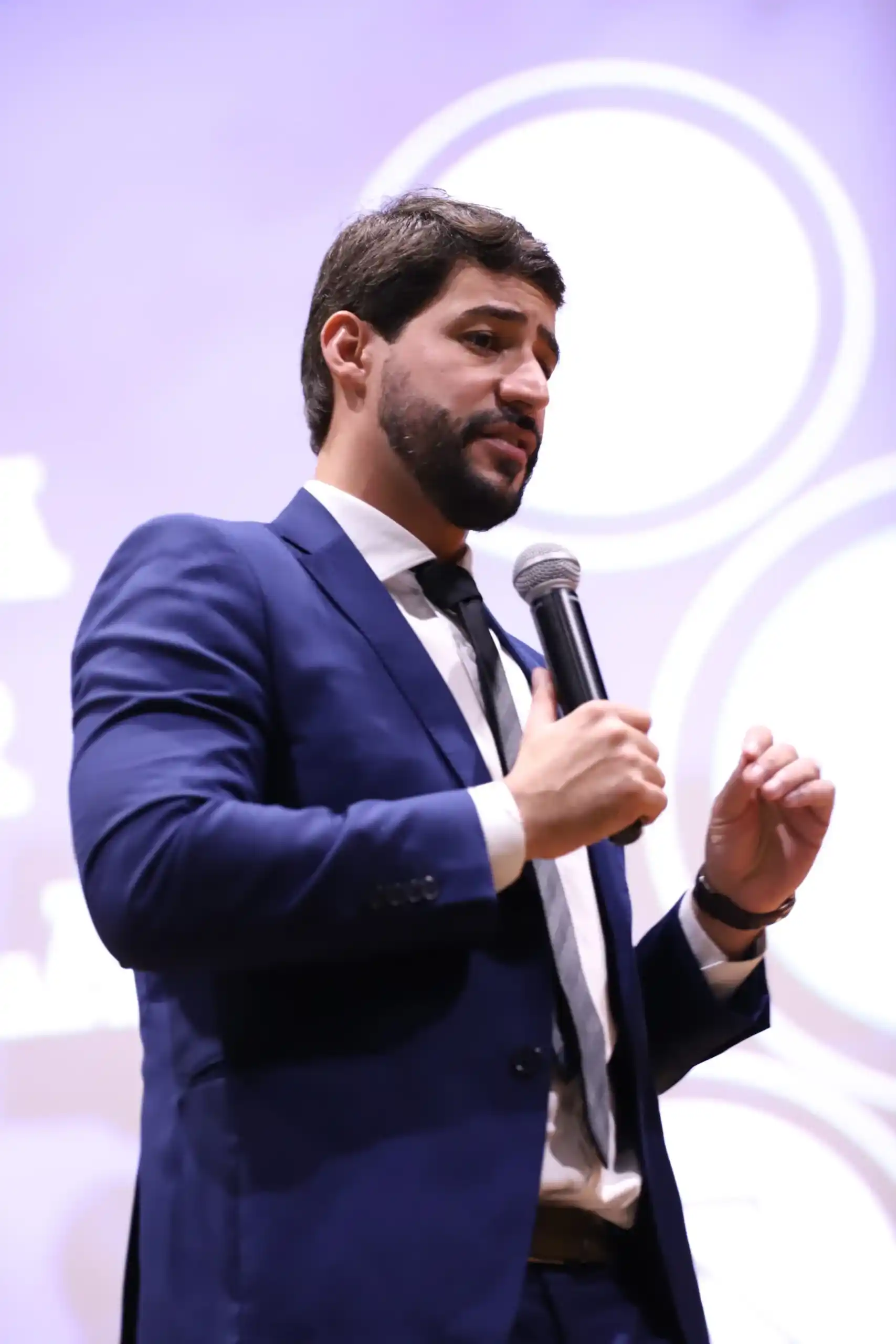 Professor Thiago Lira
